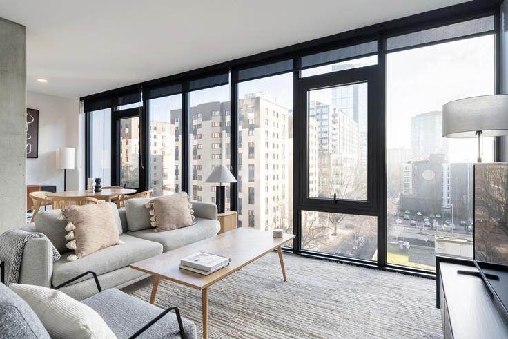 Seattle SeattleのOvationのアパートメントにある、モダンな家具を備えたエレガントなデザインのリビングルーム Seattle SeattleのOvationのアパートメントにある、モダンな家具を備えたエレガントなデザインのリビングルーム