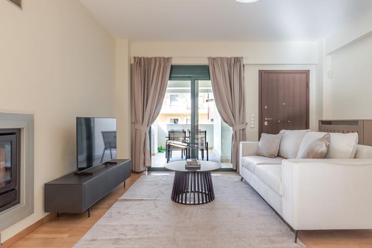 Sala de estar elegantemente projetada com móveis modernos em um apartamento no Acheloou 28, Vrilissia em North Athens, Athens