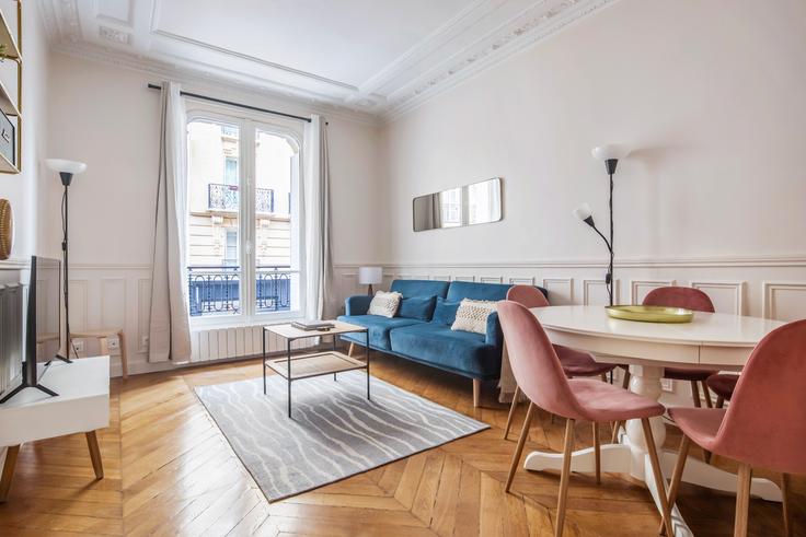 Paris 15th arrondissementのOuessant 4のアパートメントにある、モダンな家具を備えたエレガントなデザインのリビングルーム Paris 15th arrondissementのOuessant 4のアパートメントにある、モダンな家具を備えたエレガントなデザインのリビングルーム