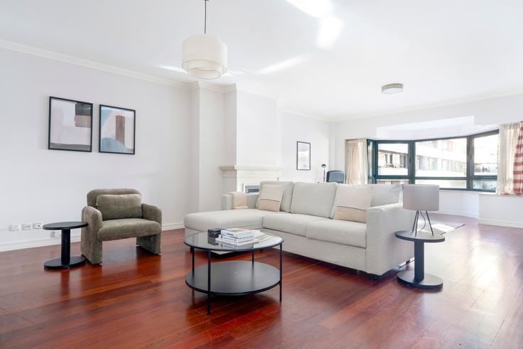 Elegant gestaltetes Wohnzimmer mit moderner Einrichtung in einer Wohnung im Rua Manuel da Silva Leal 4 in São Domingos de Benfica, Lisbon Elegant gestaltetes Wohnzimmer mit moderner Einrichtung in einer Wohnung im Rua Manuel da Silva Leal 4 in São Domingos de Benfica, Lisbon