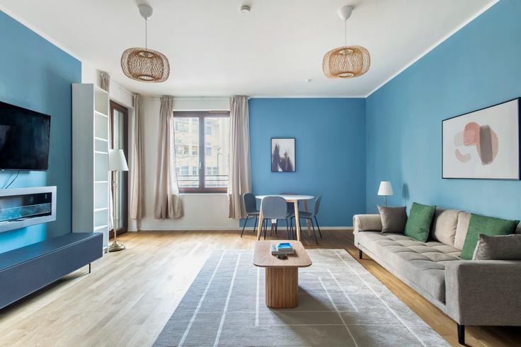 Elegant gestaltetes Wohnzimmer mit moderner Einrichtung in einer Wohnung im Schlesinger in Berlin, Berlin