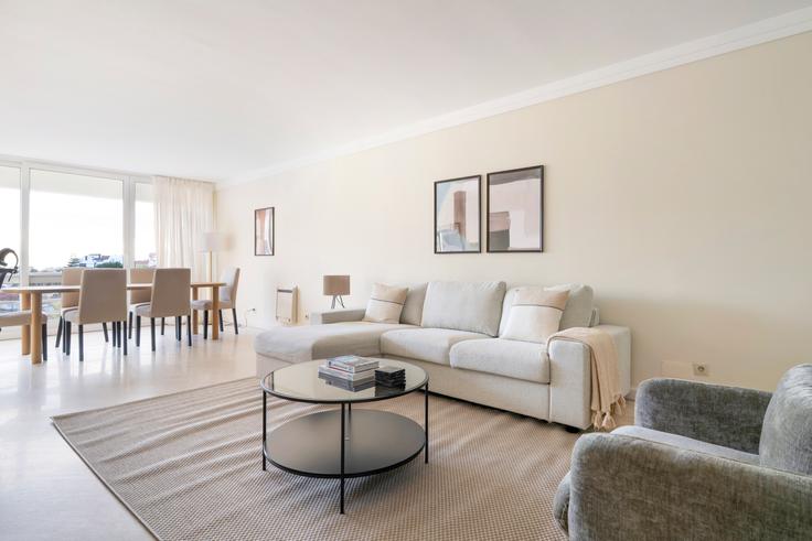 Salle de séjour élégante avec mobilier moderne dans un appartement à Rua João Infante 130 à Cascais e Estoril, Cascais