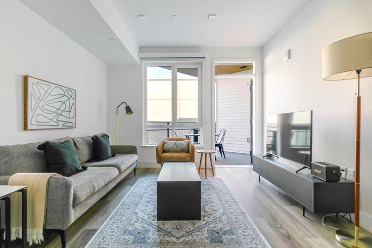 Elegante sala de estar con mobiliario moderno en un apartamento en Alwell Apartments en Pleasant Hill, Pleasant Hill