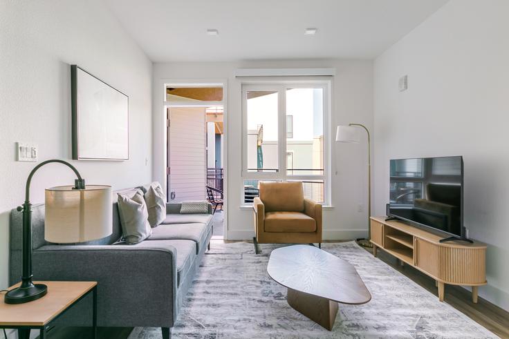 Salle de séjour élégante avec mobilier moderne dans un appartement à Alwell Apartments à Pleasant Hill, Pleasant Hill Salle de séjour élégante avec mobilier moderne dans un appartement à Alwell Apartments à Pleasant Hill, Pleasant Hill