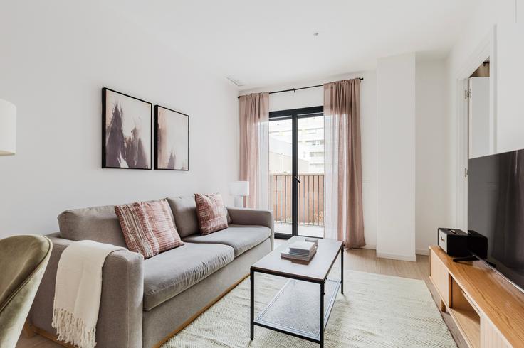 Barcelona EixampleのParis 91のアパートメントにある、モダンな家具を備えたエレガントなデザインのリビングルーム