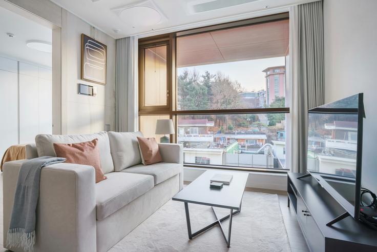 Jung District, Seoul 소재 Hillstate Namsan 101 APT 유닛에 마련된, 현대적인 가구로 꾸며진 우아한 디자인의 거실