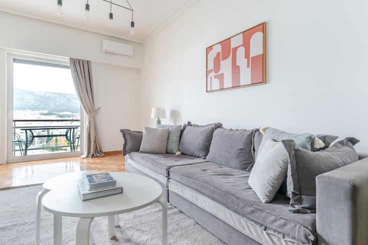 Salle de séjour élégante avec mobilier moderne dans un appartement à Lachitos 2 Athens à Central Athens, Athens Salle de séjour élégante avec mobilier moderne dans un appartement à Lachitos 2 Athens à Central Athens, Athens