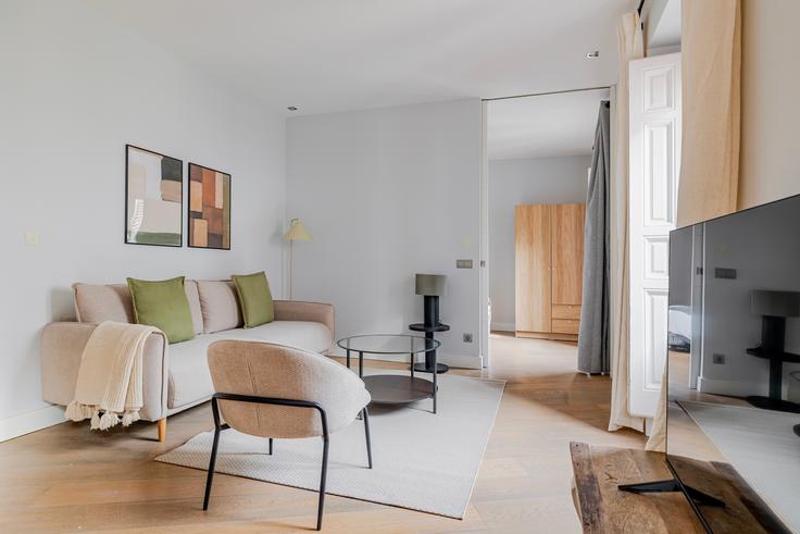 Sala de estar elegantemente projetada com móveis modernos em um apartamento no Calle San Bernardino 7 em Centro, Madrid