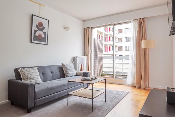 16th arrondissement, Paris 소재 Montévidéo 7 유닛에 마련된, 현대적인 가구로 꾸며진 우아한 디자인의 거실