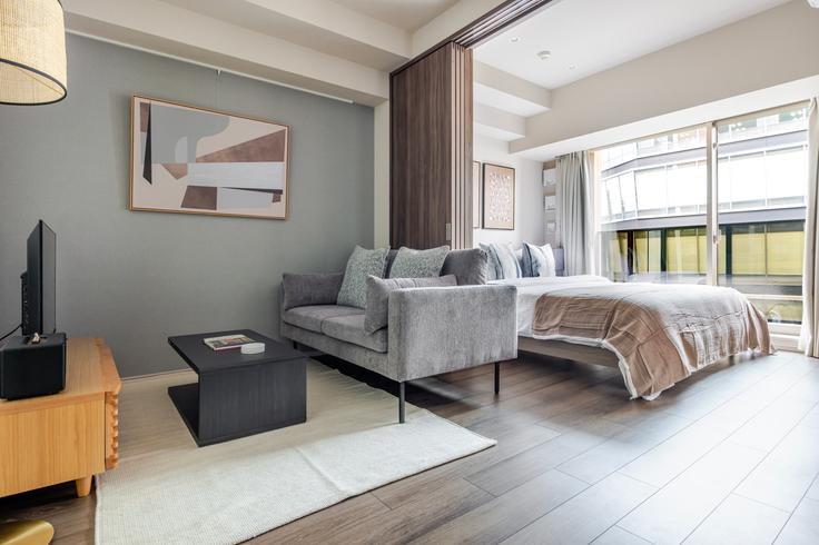 Salle de séjour élégante avec mobilier moderne dans un appartement à The Parkhabio Shibuya Cross à Meguro City, Tokyo