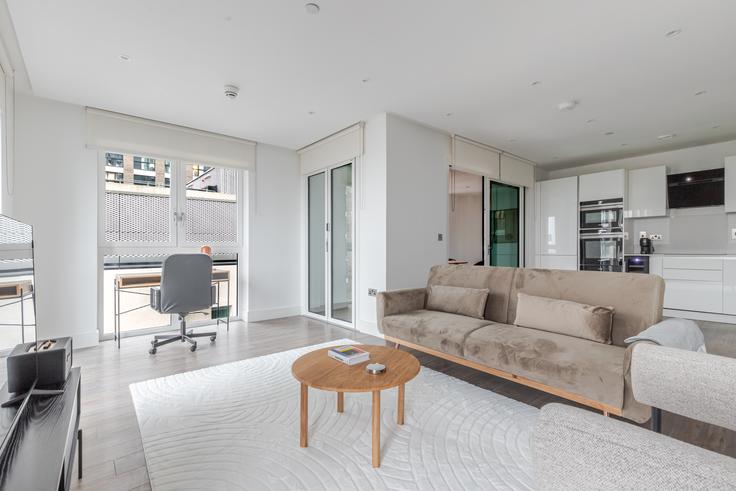 Sala de estar elegantemente projetada com móveis modernos em um apartamento no Wiverton Tower, 4 New Drum Street, London, E1 7AT em London Borough of Tower Hamlets, London