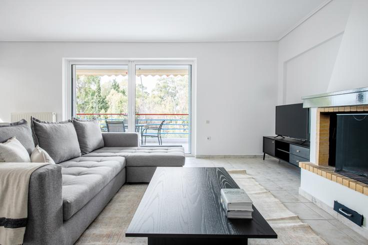 Salle de séjour élégante avec mobilier moderne dans un appartement à Evrialis 3 à South Athens, Athens Salle de séjour élégante avec mobilier moderne dans un appartement à Evrialis 3 à South Athens, Athens