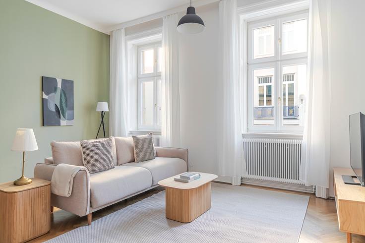 Salle de séjour élégante avec mobilier moderne dans un appartement à Neubaugasse 5 à Vienna, Vienna Salle de séjour élégante avec mobilier moderne dans un appartement à Neubaugasse 5 à Vienna, Vienna