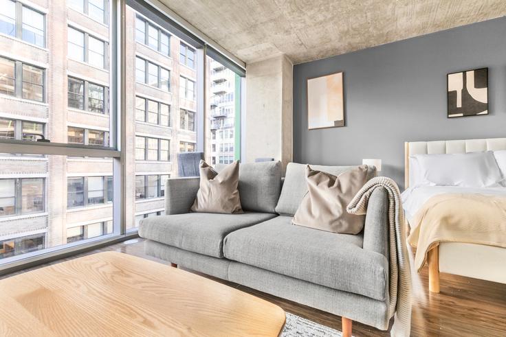 Salle de séjour élégante avec mobilier moderne dans un appartement à Jeff Jack à Chicago, Chicago