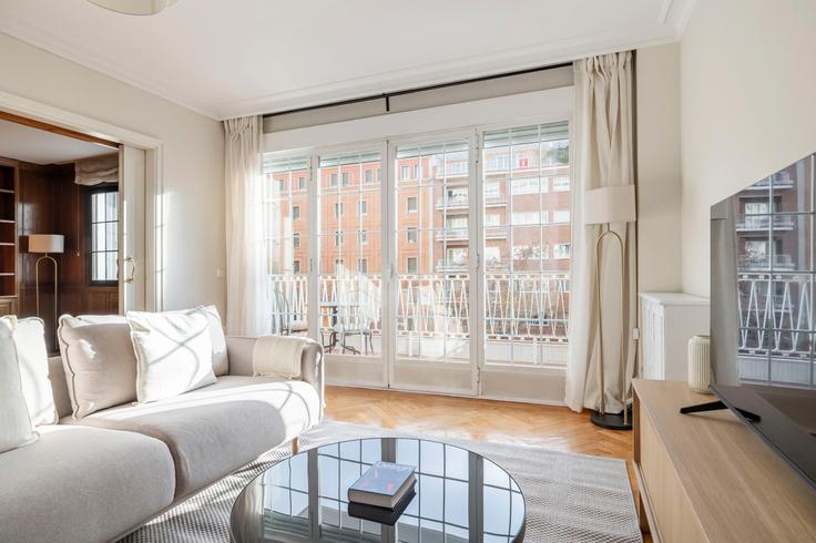 Elegante sala de estar con mobiliario moderno en un apartamento en Calle Cea Bermudez 66 en Chamberí, Madrid Elegante sala de estar con mobiliario moderno en un apartamento en Calle Cea Bermudez 66 en Chamberí, Madrid