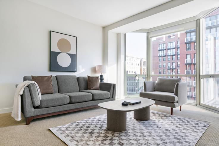 Washington, Washington 소재 The Lansburgh 유닛에 마련된, 현대적인 가구로 꾸며진 우아한 디자인의 거실 Washington, Washington 소재 The Lansburgh 유닛에 마련된, 현대적인 가구로 꾸며진 우아한 디자인의 거실