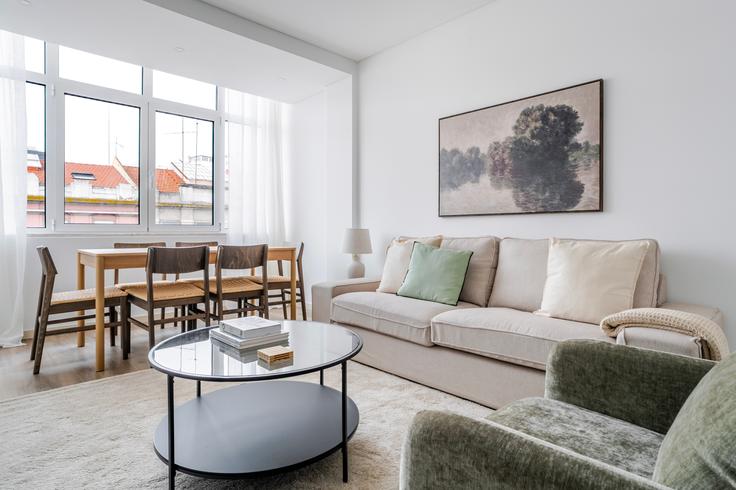 Elegant gestaltetes Wohnzimmer mit moderner Einrichtung in einer Wohnung im Almirante Reis 174 in Arroios, Lisbon