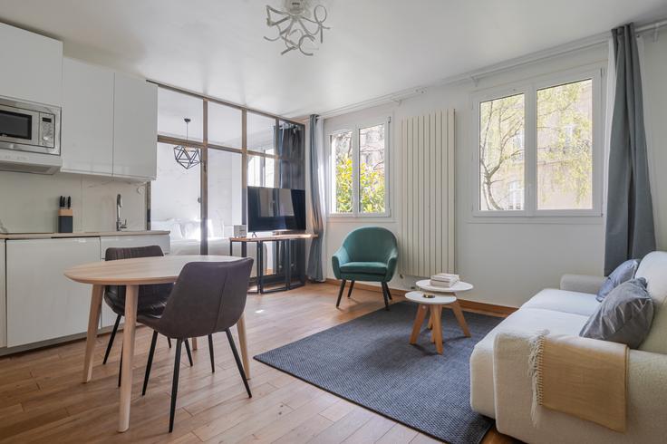 Elegant gestaltetes Wohnzimmer mit moderner Einrichtung in einer Wohnung im Montaigne 16 in 8th arrondissement, Paris