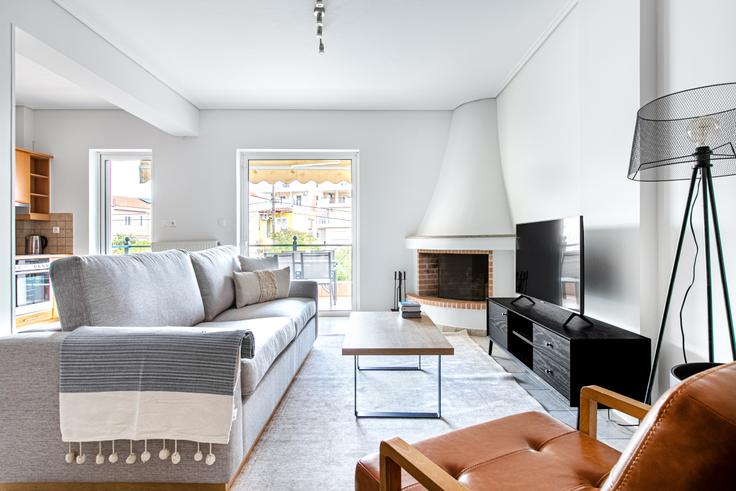Salle de séjour élégante avec mobilier moderne dans un appartement à Ierou Lochou II à North Athens, Athens Salle de séjour élégante avec mobilier moderne dans un appartement à Ierou Lochou II à North Athens, Athens