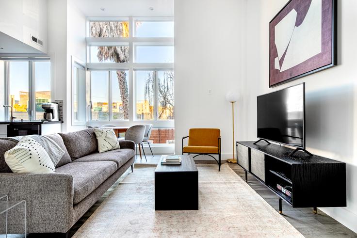 Elegante sala de estar con mobiliario moderno en un apartamento en 272 Clara St en San Francisco, San Francisco Elegante sala de estar con mobiliario moderno en un apartamento en 272 Clara St en San Francisco, San Francisco