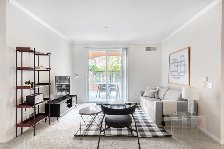 Salle de séjour élégante avec mobilier moderne dans un appartement à Villa Del Sol à Sunnyvale, Sunnyvale Salle de séjour élégante avec mobilier moderne dans un appartement à Villa Del Sol à Sunnyvale, Sunnyvale