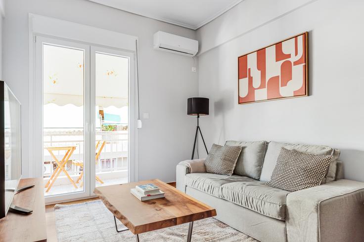 Central Athens, Athens 소재 Charilaou Trikoupi 162 Athens 유닛에 마련된, 현대적인 가구로 꾸며진 우아한 디자인의 거실