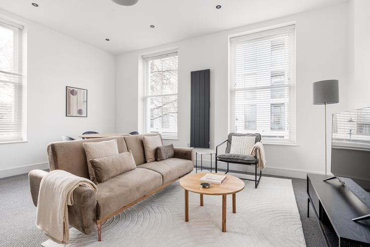 Sala de estar elegantemente projetada com móveis modernos em um apartamento no 5A Russell Gardens London, W14 8EZ em Royal Borough of Kensington and Chelsea, London Sala de estar elegantemente projetada com móveis modernos em um apartamento no 5A Russell Gardens London, W14 8EZ em Royal Borough of Kensington and Chelsea, London