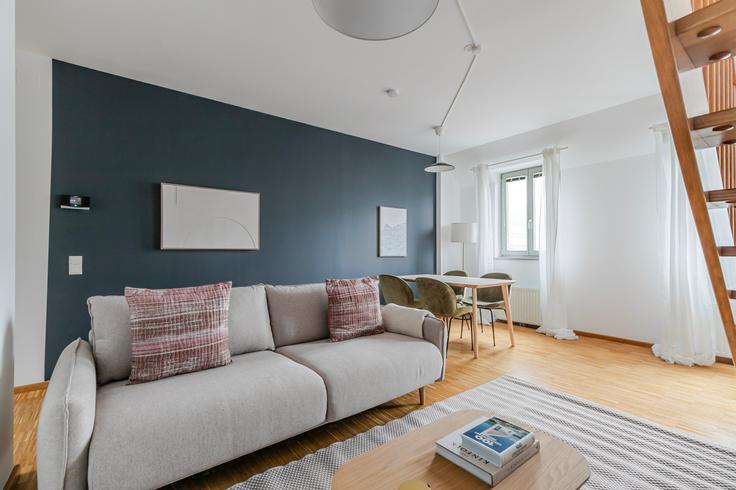 Vienna, Vienna 소재 Lassallestraße 26 유닛에 마련된, 현대적인 가구로 꾸며진 우아한 디자인의 거실