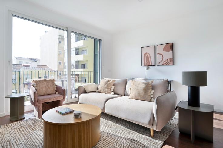 Rua de Ponta Delgada 10 adresindeki bir dairede modern mobilyalarla zarif bir şekilde tasarlanmış oturma odası Arroios, Lisbon Rua de Ponta Delgada 10 adresindeki bir dairede modern mobilyalarla zarif bir şekilde tasarlanmış oturma odası Arroios, Lisbon