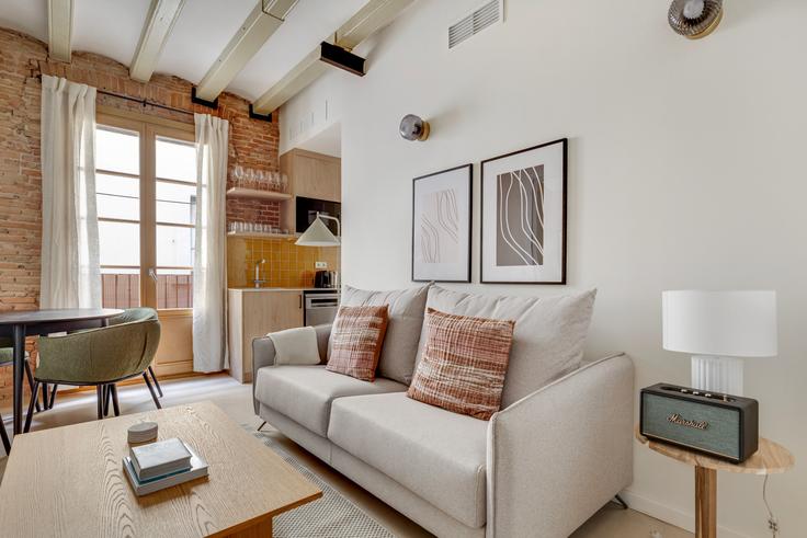 Elegant gestaltetes Wohnzimmer mit moderner Einrichtung in einer Wohnung im Barra de Ferro 4 in Ciutat Vella, Barcelona