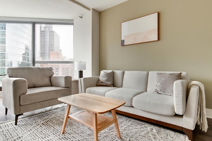 Sala de estar elegantemente projetada com móveis modernos em um apartamento no Left Bank em Chicago, Chicago