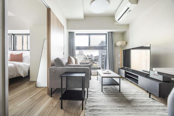 Elegant gestaltetes Wohnzimmer mit moderner Einrichtung in einer Wohnung im PRIME URBAN NISHINIPPORI FRONT in Arakawa City, Tokyo