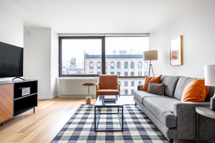 Sala de estar elegantemente projetada com móveis modernos em um apartamento no 1 Union Square South em Manhattan, New York