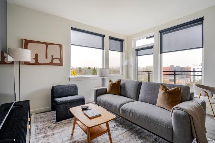 Bellevue BellevueのBellevue 10のアパートメントにある、モダンな家具を備えたエレガントなデザインのリビングルーム