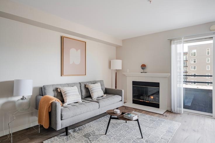 Sala de estar elegantemente projetada com móveis modernos em um apartamento no Union Bay em Seattle, Seattle Sala de estar elegantemente projetada com móveis modernos em um apartamento no Union Bay em Seattle, Seattle