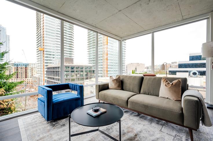 Sala de estar elegantemente projetada com móveis modernos em um apartamento no Kinects em Seattle, Seattle Sala de estar elegantemente projetada com móveis modernos em um apartamento no Kinects em Seattle, Seattle