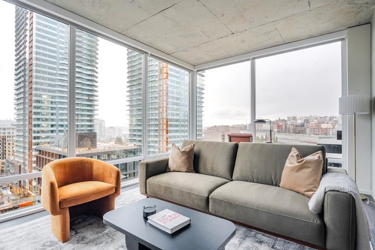 Sala de estar elegantemente projetada com móveis modernos em um apartamento no Kinects em Seattle, Seattle Sala de estar elegantemente projetada com móveis modernos em um apartamento no Kinects em Seattle, Seattle