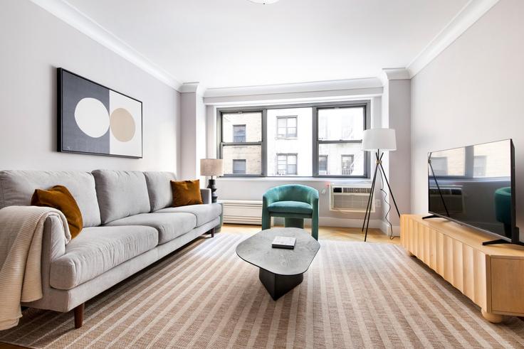 New York ManhattanのCentral Park Gardensのアパートメントにある、モダンな家具を備えたエレガントなデザインのリビングルーム New York ManhattanのCentral Park Gardensのアパートメントにある、モダンな家具を備えたエレガントなデザインのリビングルーム