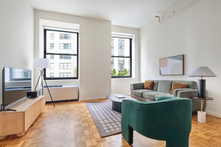 85 John Street adresindeki bir dairede modern mobilyalarla zarif bir şekilde tasarlanmış oturma odası Manhattan, New York