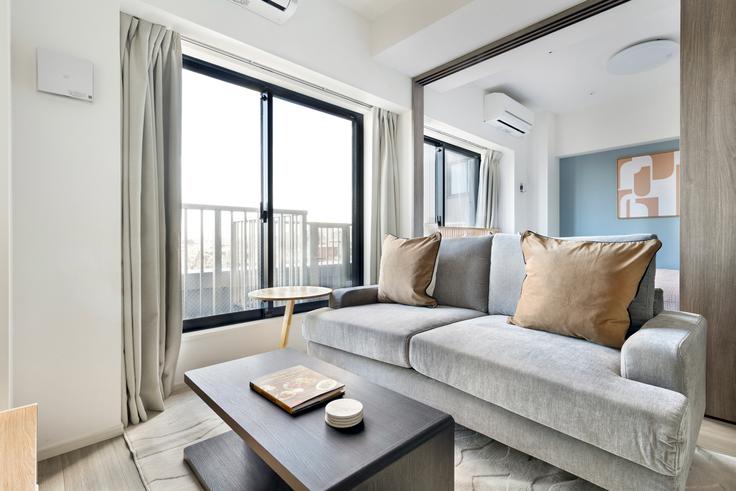 Elegant gestaltetes Wohnzimmer mit moderner Einrichtung in einer Wohnung im Neo Urban Residence Komagome in Kita City, Tokyo Elegant gestaltetes Wohnzimmer mit moderner Einrichtung in einer Wohnung im Neo Urban Residence Komagome in Kita City, Tokyo