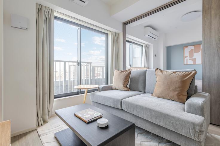 Elegante sala de estar con mobiliario moderno en un apartamento en Neo Urban Residence Komagome en Kita City, Tokyo