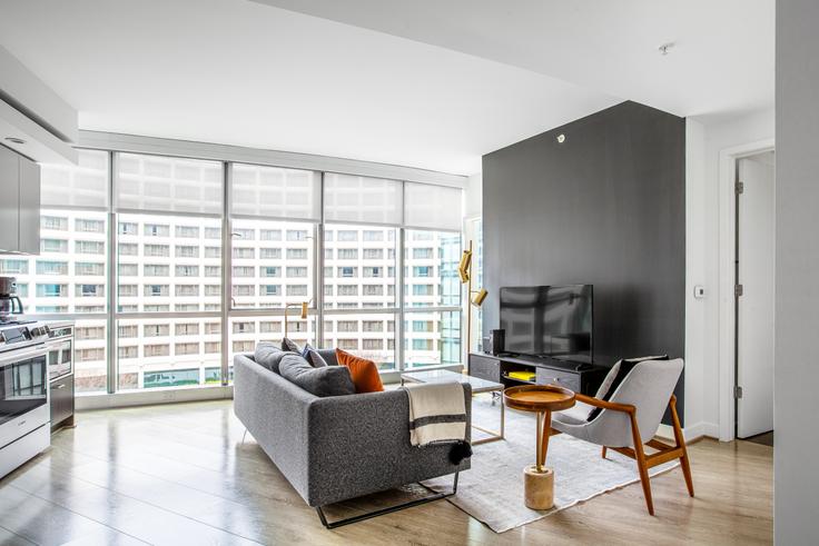 Salle de séjour élégante avec mobilier moderne dans un appartement à The Hepburn à Washington, Washington Salle de séjour élégante avec mobilier moderne dans un appartement à The Hepburn à Washington, Washington