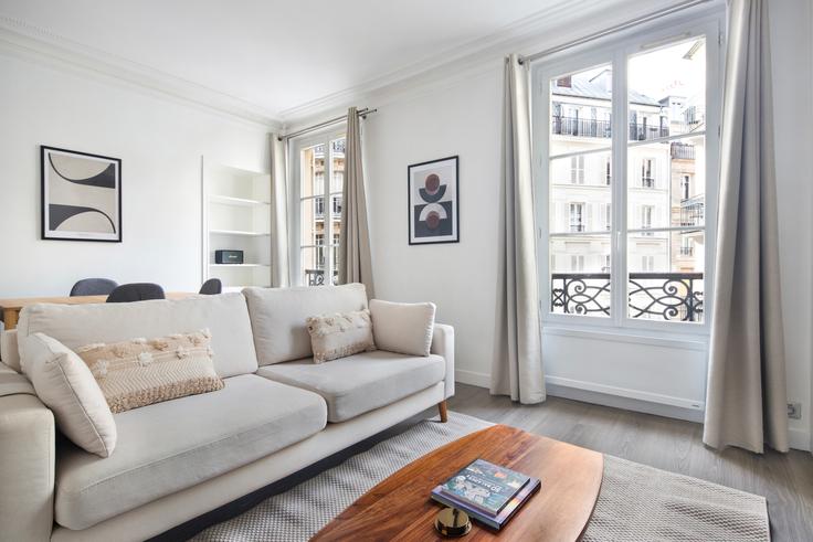 Elegant gestaltetes Wohnzimmer mit moderner Einrichtung in einer Wohnung im General Lanrezac 12 in 17th arrondissement, Paris