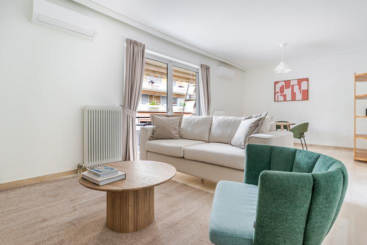 South Athens, Athens에 위치한 Aggelidou 유닛의 세련된 인테리어가 돋보이는 거실 South Athens, Athens에 위치한 Aggelidou 유닛의 세련된 인테리어가 돋보이는 거실