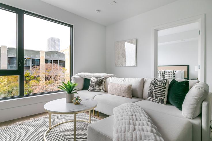 1288 Howard adresindeki bir dairede modern mobilyalarla zarif bir şekilde tasarlanmış oturma odası San Francisco, San Francisco