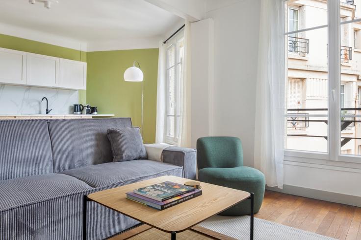 Paris 15th arrondissementのPaul Barruel 48のアパートメントにある、モダンな家具を備えたエレガントなデザインのリビングルーム