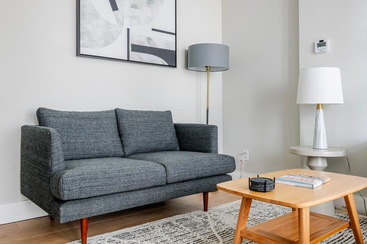 44 Bromfield adresindeki bir dairede modern mobilyalarla zarif bir şekilde tasarlanmış oturma odası Boston, Boston 44 Bromfield adresindeki bir dairede modern mobilyalarla zarif bir şekilde tasarlanmış oturma odası Boston, Boston