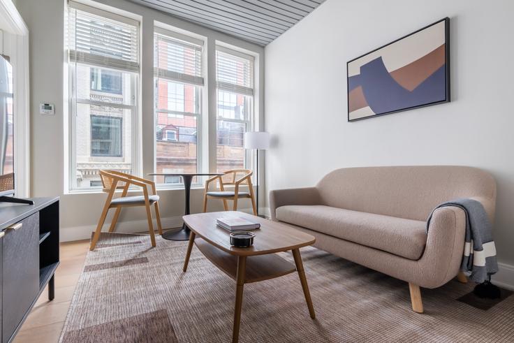 44 Bromfield adresindeki bir dairede modern mobilyalarla zarif bir şekilde tasarlanmış oturma odası Boston, Boston 44 Bromfield adresindeki bir dairede modern mobilyalarla zarif bir şekilde tasarlanmış oturma odası Boston, Boston