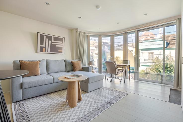 GrandStory Nishiazabu adresindeki bir dairede modern mobilyalarla zarif bir şekilde tasarlanmış oturma odası Minato City, Tokyo