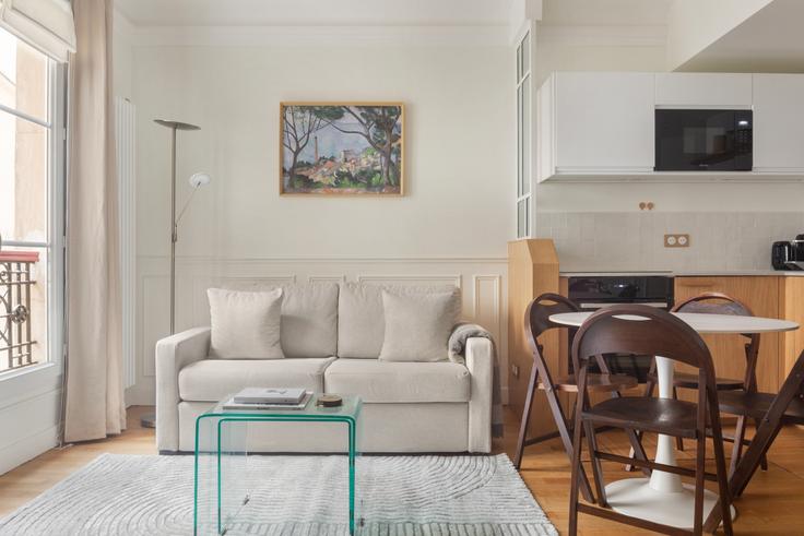 Salle de séjour élégante avec mobilier moderne dans un appartement à Bd Port royal 5 à 13th arrondissement, Paris